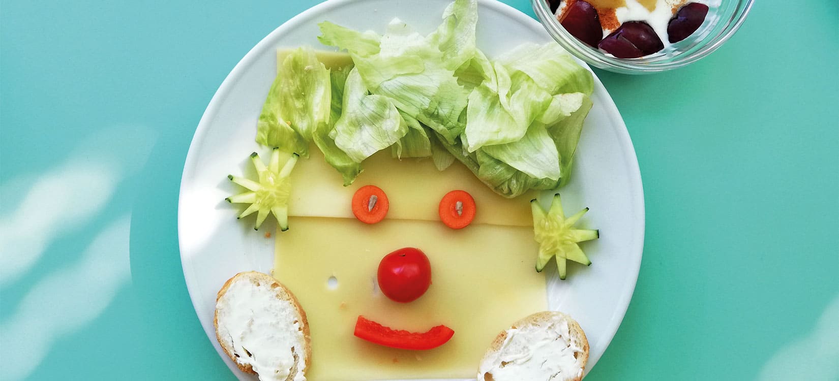 Eine scheibe Käsebrot mit Gemüse geschmückt.