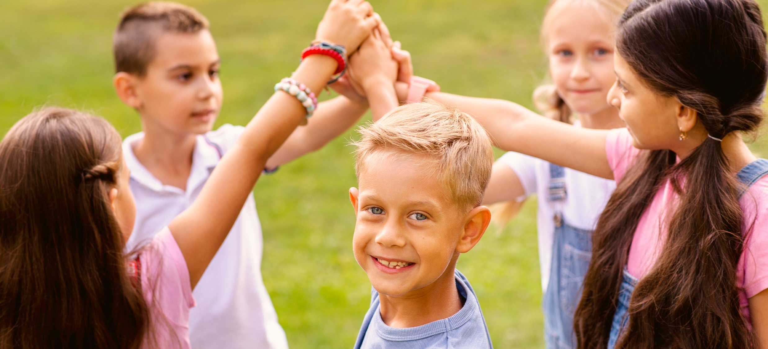 Kinder speilen auf der Wiese